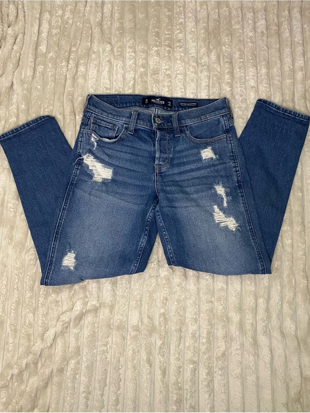 Hollister Women's Distressed Dark Wash Low-Rise Crop Boyfriend Jeans Size 1R 25